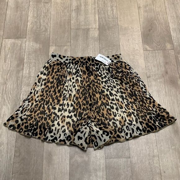 NWT By Together Cheetah Print Pleated Chiffon Lined‎ Flared Short Shorts - Picture 1 of 10